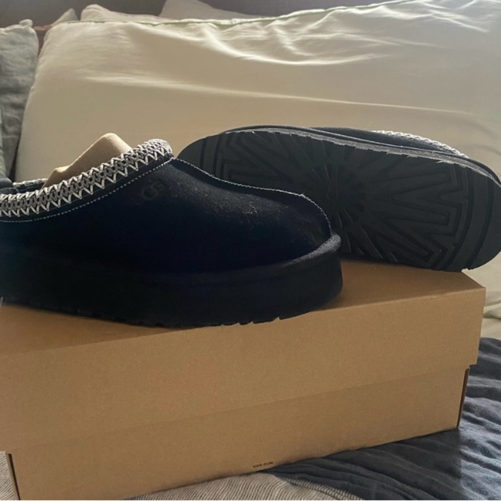 UGG Women's Slippers in Black and Cream